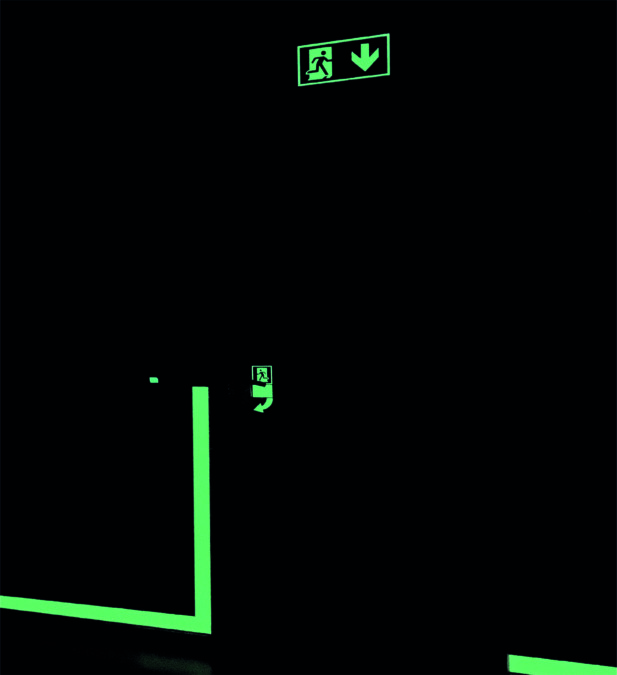 Poistumistiekilvet ovat turvallisuusopasteita, jotka osoittavat hätäuloskäynnin suunnan.